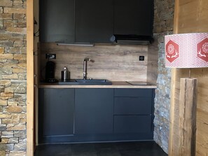 Mikrobølgeovn, oppvaskmaskin, kaffetrakter/tekoker og kjøkkenutstyr