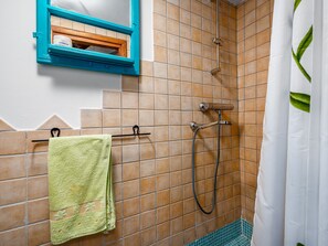 Ducha, secador de pelo, toallas