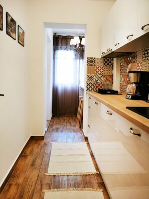 Apartament Deluxe | Cuina privada | Frigorífic gran, microones, placa de cuina i cafetera i tetera