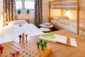 2 habitaciones, tabla de planchar con plancha y cuna de viaje