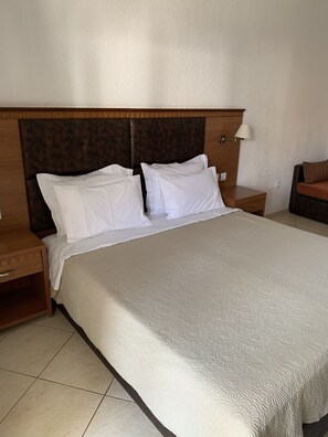 Zimmersafe, laptopgeeigneter Arbeitsplatz, schallisolierte Zimmer