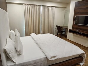 Quarto casal luxo | Escrivaninha, Wi-Fi de cortesia