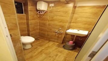 Deluxe Double Room | Bathroom | Shower, rainfall showerhead, free toiletries, soap