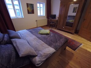 2 slaapkamers, een strijkplank/strijkijzer, gratis wifi, beddengoed