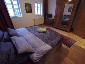 2 bedrooms, iron/ironing board, free WiFi, bed sheets