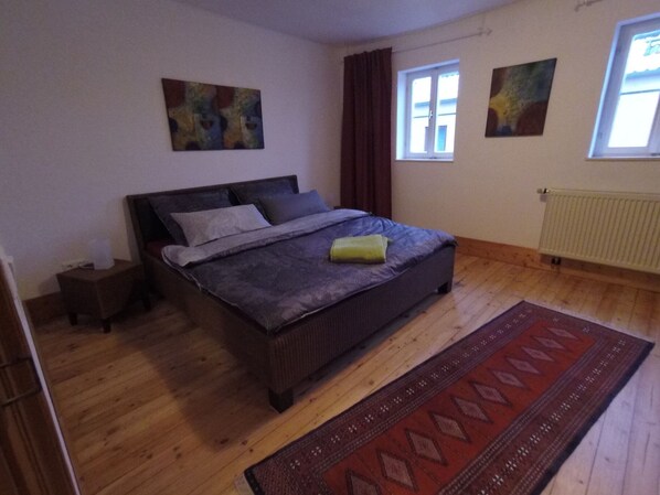 2 slaapkamers, een strijkplank/strijkijzer, gratis wifi, beddengoed