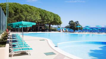 Seasonal outdoor pool, pool umbrellas, sun loungers