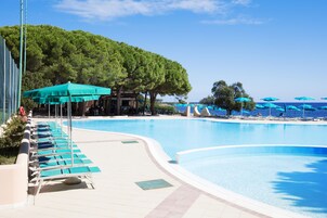 Piscina externa sazonal, guarda-sóis, espreguiçadeiras