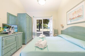 Een kluis op de kamer, een bureau, geluiddichte muren