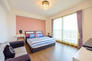 Double Room | Desk, blackout drapes, bed sheets - Shang Shing Yue Mu (Magong)