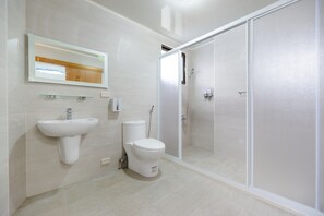 Douche, articles de toilette gratuits, sèche-cheveux, chaussons