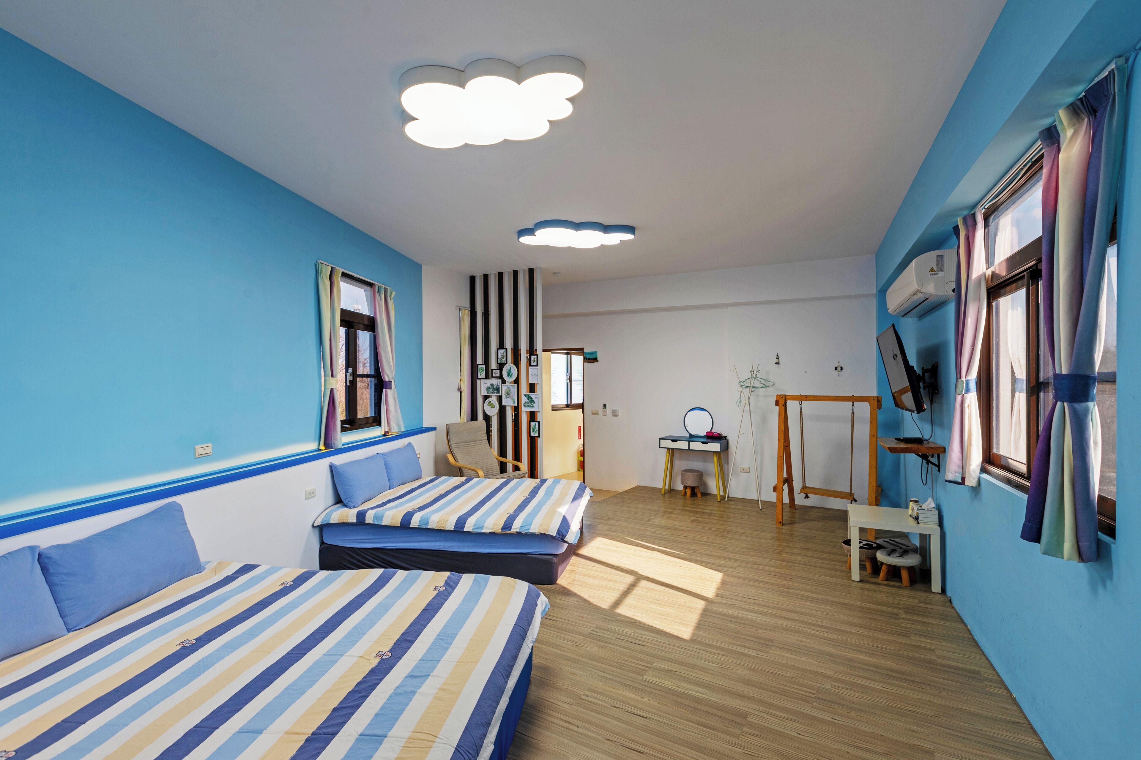 Escritorio, cortinas opacas, ropa de cama