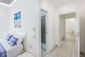 2 habitaciones, caja de seguridad en la habitación y escritorio 