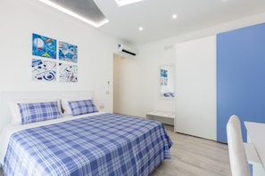 2 chambres, coffre-fort, bureau, fer et planche à repasser