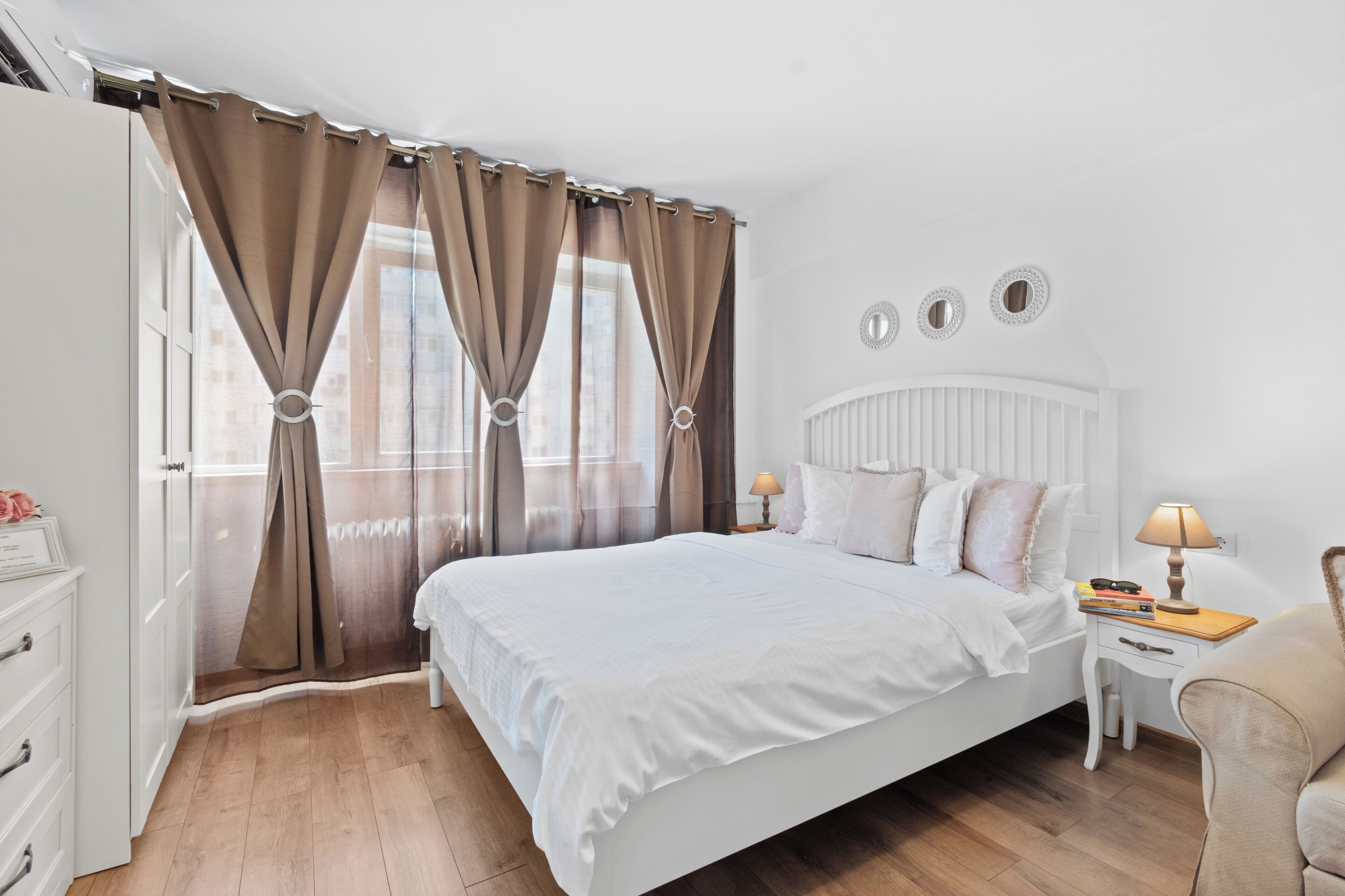 Une chambre à coucher avec un grand lit, une table de chevet, une chaise et une armoire.