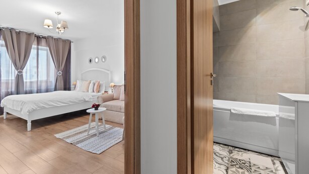Une chambre à coucher avec un lit, une table de chevet et une commode.