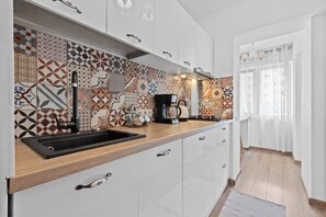 Deluxe Apartment | Private kitchen | Full-size fridge, microwave, stovetop, coffee/tea maker
