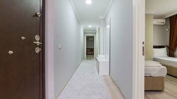 Superior-Apartment, 2 Schlafzimmer | Wohnbereich | LCD-Fernseher