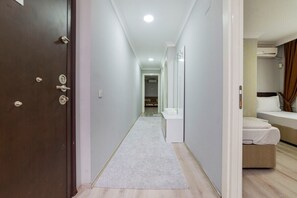 Superior-Apartment, 2 Schlafzimmer | Wohnbereich | LCD-Fernseher