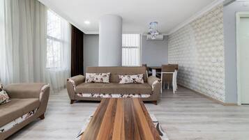 Superior-Apartment, 2 Schlafzimmer | Wohnzimmer | LCD-Fernseher