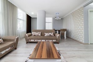 Superior-Apartment, 2 Schlafzimmer | Wohnzimmer | LCD-Fernseher