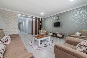 Superior-Apartment, 2 Schlafzimmer | Wohnzimmer | LCD-Fernseher