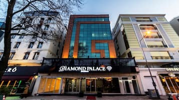 Fassade der Unterkunft – Abend/Nacht