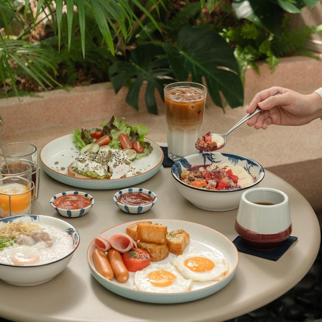 Daily cooked-to-order breakfast (THB 450 per person)