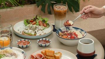 Daily cooked-to-order breakfast (THB 450 per person)