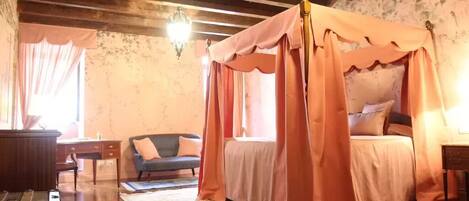 2 bedrooms, desk, WiFi