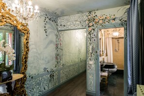 Kostenlose Toilettenartikel, Haartrockner, Bademäntel, Hausschuhe