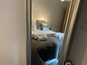 2 quartos, ferros/tábuas de passar roupa, Wi-Fi, roupa de cama