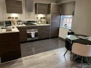 Fridge, microwave, oven, stovetop - Boutique Suites Worcester - Diglis Suite (Worcester)