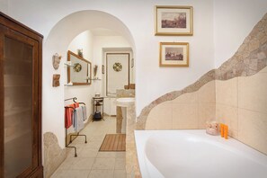 Articles de toilette gratuits, sèche-cheveux, serviettes fournies