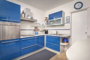 Fridge, microwave, oven, stovetop - Casa Al Duomo-Apartment in the historic center of Merano (Merano)