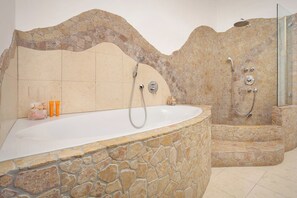 Free toiletries, hair dryer, towels - Casa Al Duomo-Apartment in the historic center of Merano (Merano)