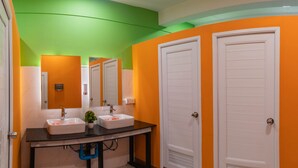 Shower, free toiletries, towels - APLUS Hostel (Mandalay)