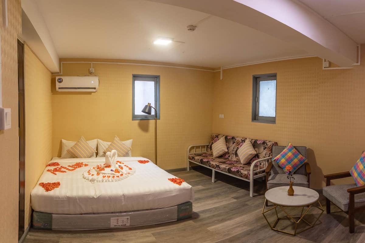 Family Room | Soundproofing, free WiFi, bed sheets