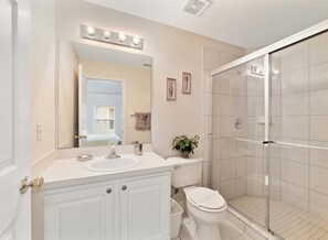 Vila | Kamar mandi | Kombinasi shower/bathtub dan handuk