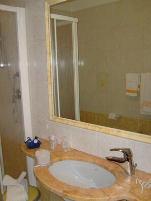 Free toiletries, hair dryer, bidet, towels - Albergo Marenghi (Salsomaggiore Terme)