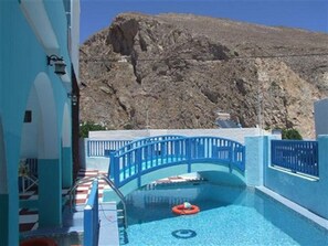 Seasonal outdoor pool - MM Studios Perissa (Santorini)