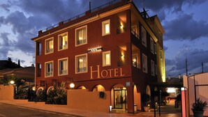 Un hotel de varios pisos con un cartel llamativo que dice 