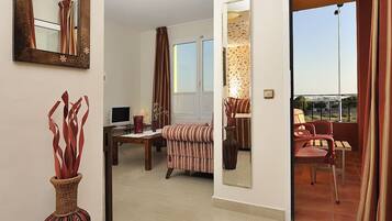 ห้องสตูดิโอสวีท | ตู้นิรภัยในห้องพัก, โต๊ะทำงาน, เตารีด/โต๊ะรีดผ้า