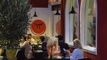 Serveert diner, Japanse gerechten, openlucht dineren