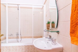 Douche, sèche-cheveux, serviettes fournies