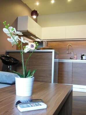 Fridge, microwave, oven, stovetop - Apartament Studio przy Deptaku (Zielona Gora)