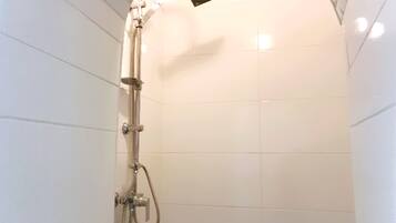 Standardzimmer | Dusche im Bad
