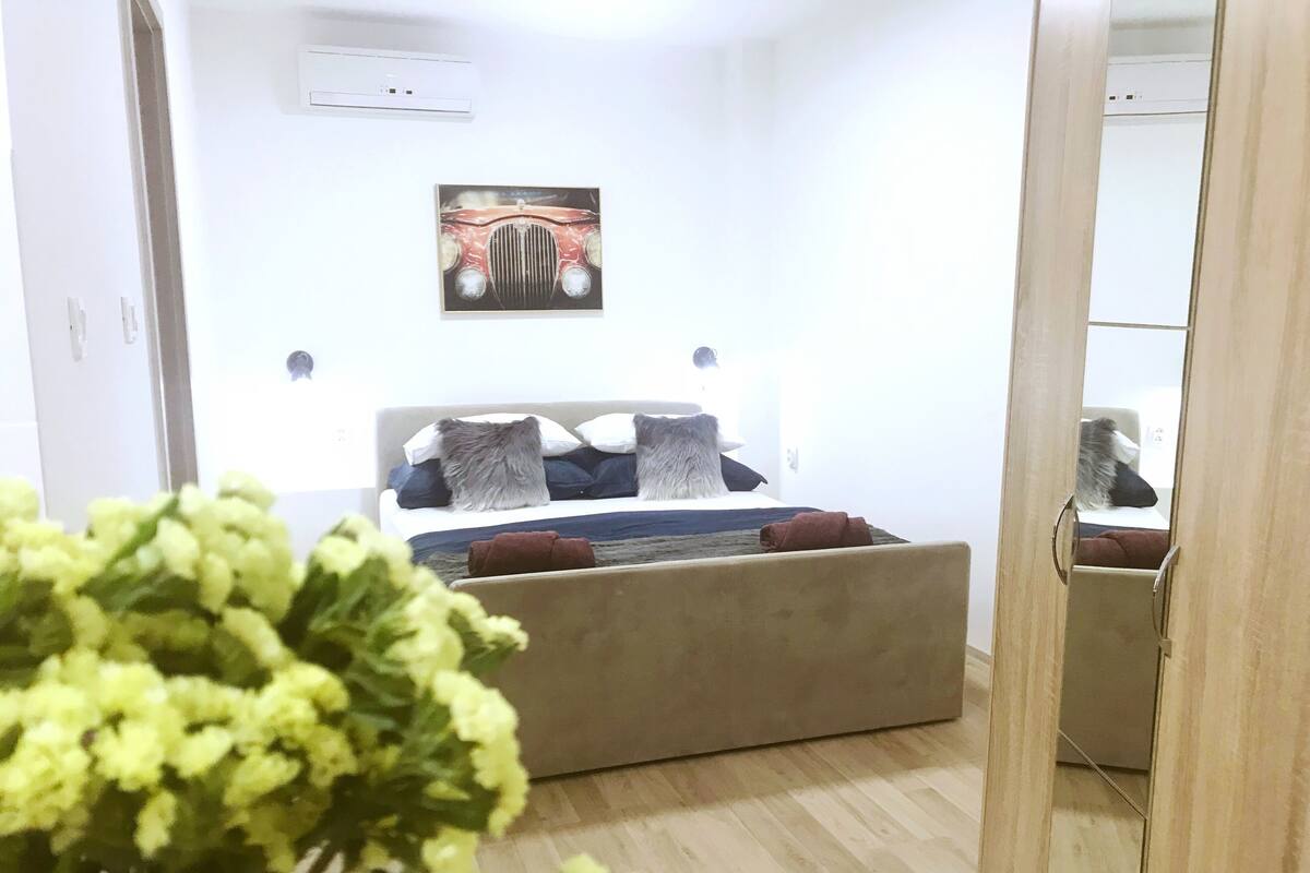 Standard Studio | Desk, soundproofing, iron/ironing board, free cots/infant beds