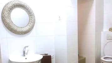 Standardzimmer | Badezimmer | Dusche, Regendusche, kostenlose Toilettenartikel, Haartrockner