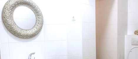 Standard Room | Bathroom | Shower, rainfall showerhead, free toiletries, hair dryer